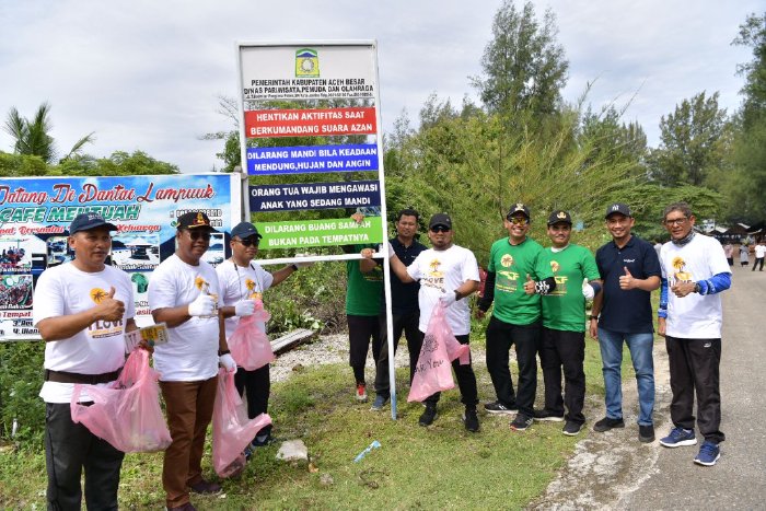 Kampanye Sadar Wisata PJ Bupati Aceh Besar Bersama Masyarakat Bersihkan Kawasan Pantai Lampuuk