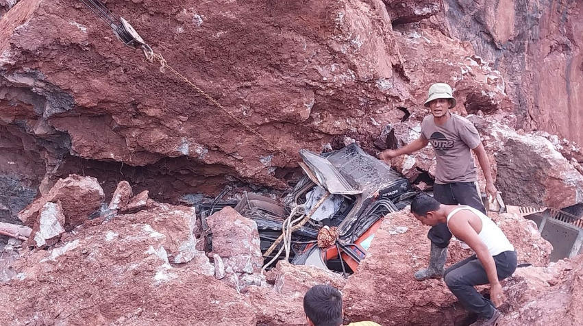 2 Pekerja Eskavator Galian C Tewas Tertimbun Longsoran Batu Gunung